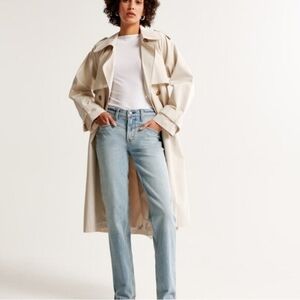 Abercrombie & Fitch The 90s Straight Mid Rise Jean Light Wash Denim Size 12/31